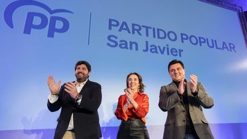 La secretaria general del PP, Cuca Gamarra; el presidente de ese partido en la Región de Murcia, Fernando López Miras, y el candidato 'popular' a la Alcaldía de San Javier, José Miguel Luengo