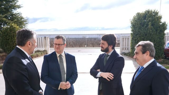 El vicepresidente Juan García-Gallardo, conversa con Gerardo Dueñas y Calos Pollán, entre otros, antes del acto por el veinte aniversario del Itacyl