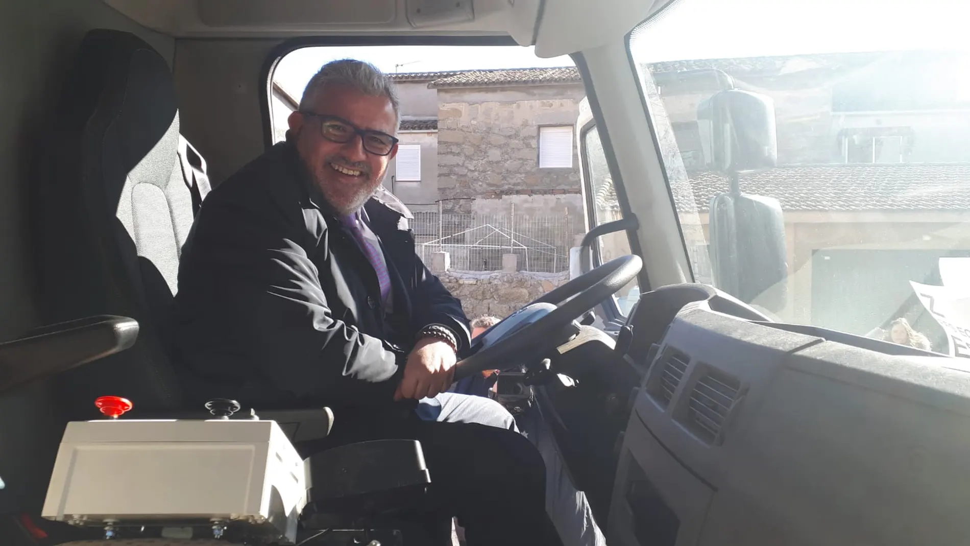 El director de Administración Local, Emilio Arroita García, entrega el camión a la Mancomunidad del Valle del Tiétar