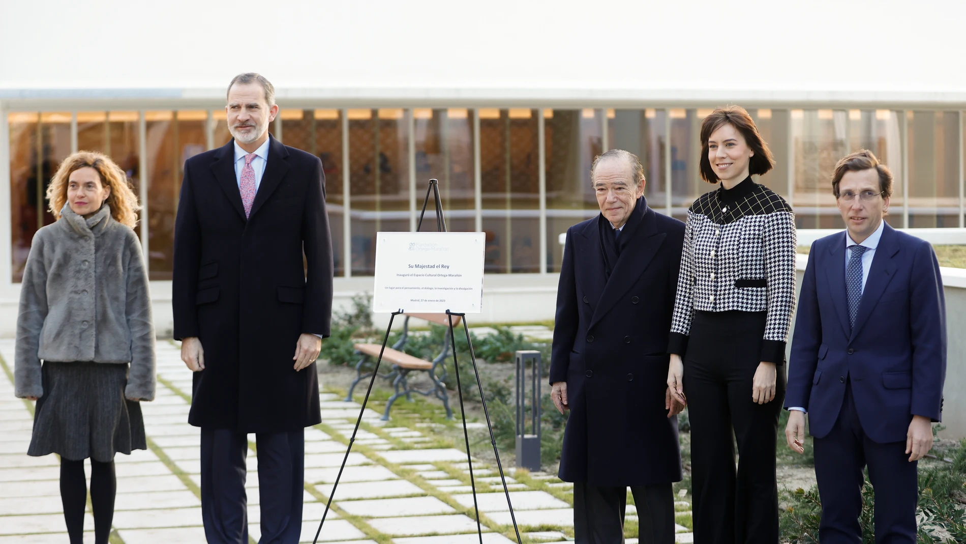 GRAF3842. MADRID, 27/01/2023.- El rey Felipe VI, junto al presidente de la Fundación José Ortega y Gasset-Gregorio Marañón (FOM), Gregorio Marañón y Bertrán de Lis (3d); la ministra de Ciencia e Innovación, Diana Morant (2d); de la presidenta del Congreso, Meritxell Batet (i), y del alcalde de Madrid, José Luis Martínez-Almeida, durante la inauguración de la rehabilitación y ampliación de la sede de la Fundación Ortega Gasset-Gregorio Marañón, en Madrid. EFE/ Mariscal