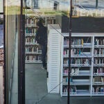 Gente leyendo libros junto a la biblioteca pública Eugenio Trías-Casa de Fieras de El Retiro