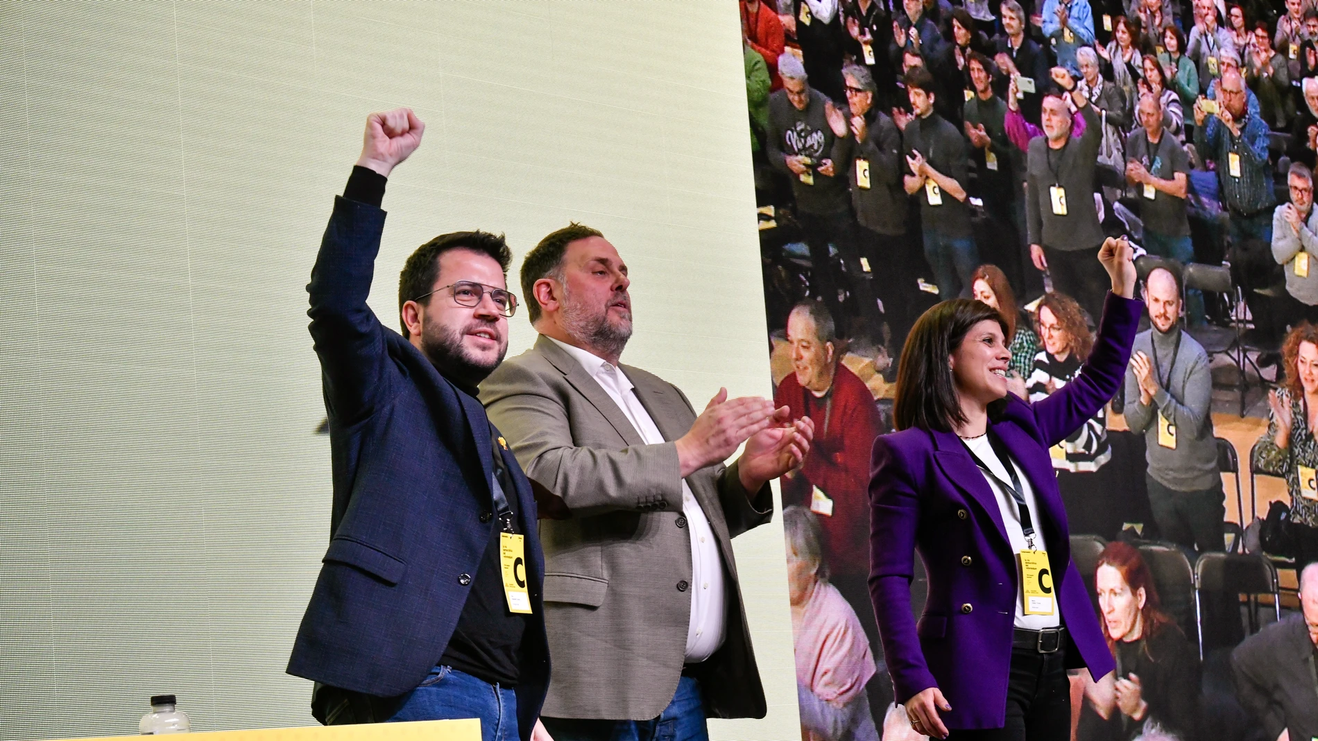 LLEIDA, 28/01/2023.- El presidente de la Generalitat, Pere Aragonès (c) junto al líder de ERC, Oriol Junqueras (c), y la secretaria general adjunta de ERC, Marta Vilalta durante el 29 congreso nacional que Esquerra Republicana de Catalunya (ERC) celebra este sábado en Lleida, una cita que estará marcada por su nueva propuesta de referéndum pactado basado en la vía montenegrina, como también por la negociación de los presupuestos catalanes y las cesiones de los republicanos para lograr un acuerdo con el PSC. EFE/ Alex Lopez