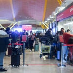 Varias personas esperan para embarcar y facturar en la zona de salidas de la Terminal 4 del Aeropuerto Madrid-Barajas Adolfo Suárez