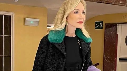 Carmen Lomana reina con botas altas.