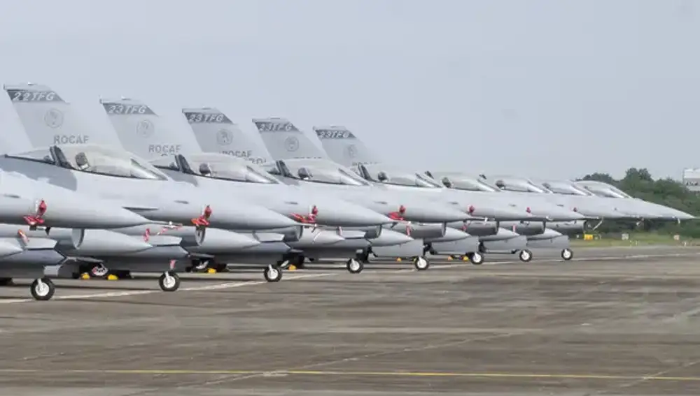 Aviones de combate F-16V en servicio en la base de la Fuerza Aérea en Chiayi, en el suroeste de Taiwán, en 2021