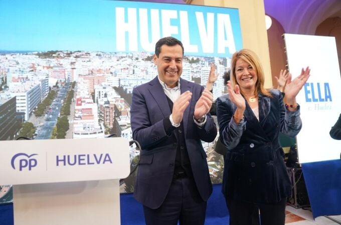 El presidente de la Junta, Juanma Moreno, y la candidata del PP a la Alcaldía de Huelva, Pilar Miranda