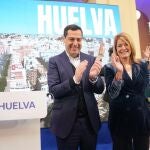 El presidente de la Junta, Juanma Moreno, y la candidata del PP a la Alcaldía de Huelva, Pilar Miranda