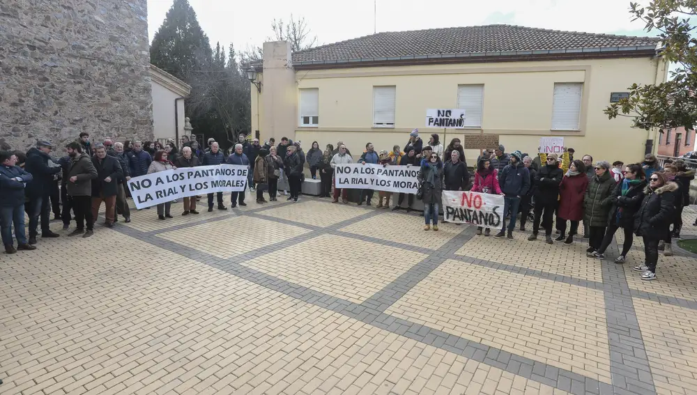 La Plataforma de afectados por los pantanos La Rial y Los Morales se reúne con los alcaldes de la comarca que apoyan a Carrizo y Cimanes en el no a los pantanos. En la imagen, concentración vecinal previa a la reunión