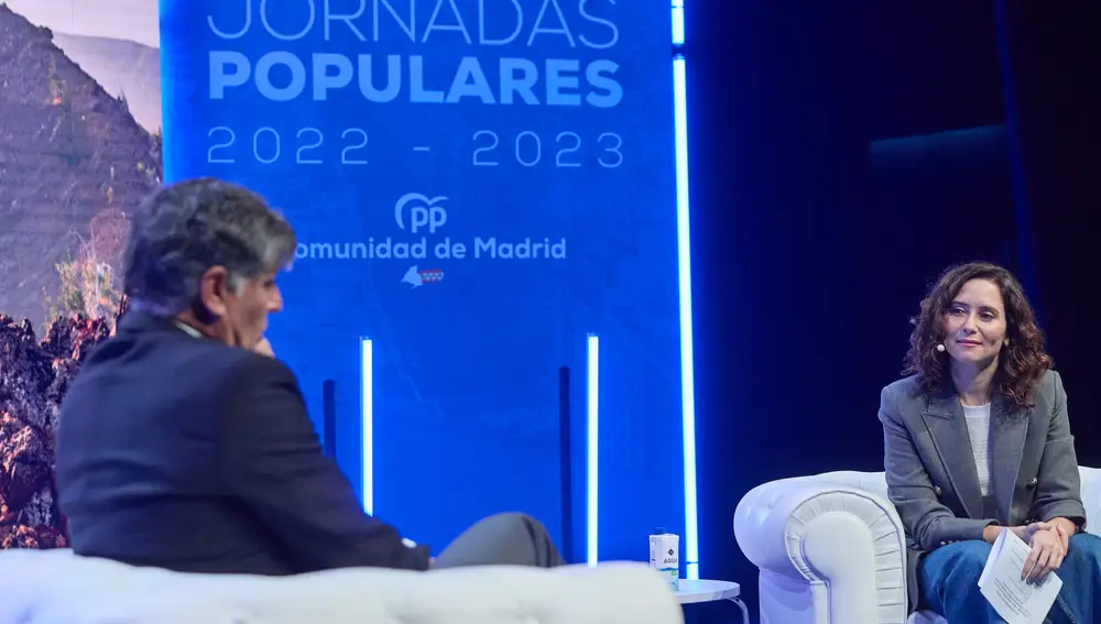 La presidenta de la Comunidad de Madrid, Isabel Díaz Ayuso, conversa con el entrenador de tenis Toni Nadal
