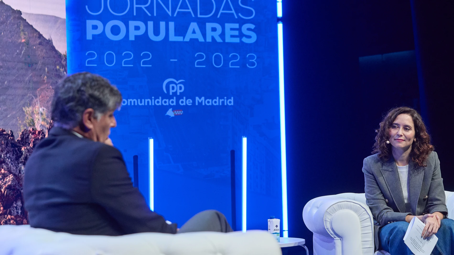 La presidenta de la Comunidad de Madrid, Isabel Díaz Ayuso, conversa con el entrenador de tenis Toni Nadal