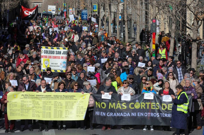 Vista de la manifestación convocada por la Plataforma Contra Los Cortes de Luz este sábado por el centro de Granada