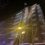 Incendio en un edificio de viviendas de la calle Santiago Bernabéu, en Madrid