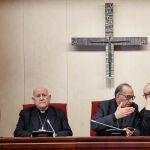 (I-D) El obispo coordinador del Equipo Sinodal, Vicente Jiménez Zamora, el presidente de la CEE, cardenal Juan José Omella, y el secretario General de la CEE, Francisco César García Magán