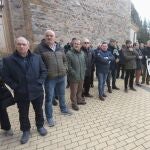 La Plataforma de afectados por los pantanos La Rial y Los Morales se reúne con los alcaldes de la comarca que apoyan a Carrizo y Cimanes en el no a los pantanos. En la imagen, concentración vecinal previa a la reunión