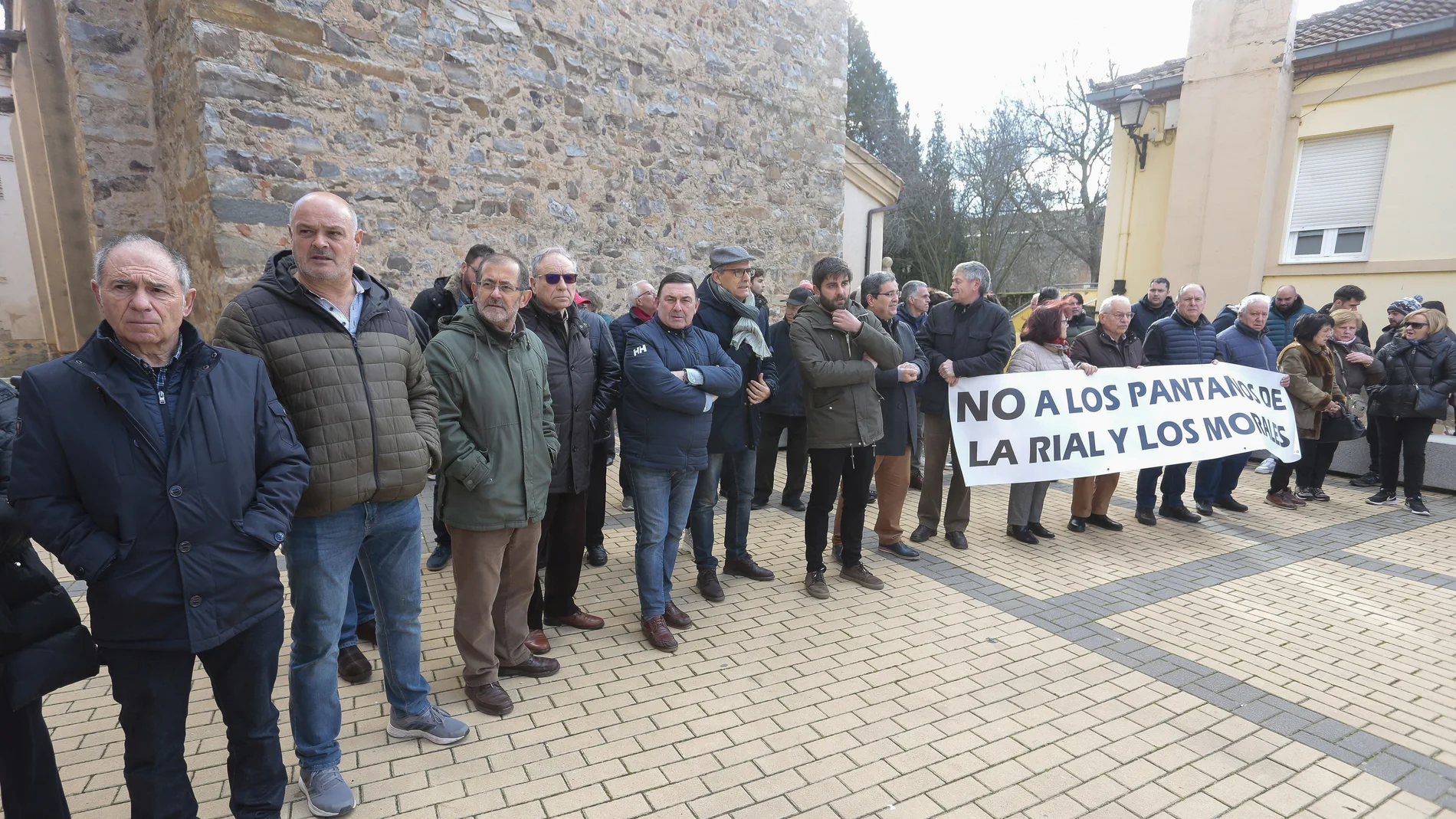 La Plataforma de afectados por los pantanos La Rial y Los Morales se reúne con los alcaldes de la comarca que apoyan a Carrizo y Cimanes en el no a los pantanos. En la imagen, concentración vecinal previa a la reunión