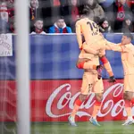Saúl celebra con sus compañeros el gol de la victoria en Pamplona
