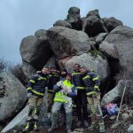 Efectivos del Servicio de Prevención, Extinción de Incendios y Salvamentos del Ayuntamiento de Ávila posan con la perrita "Chispa" tras el rescate