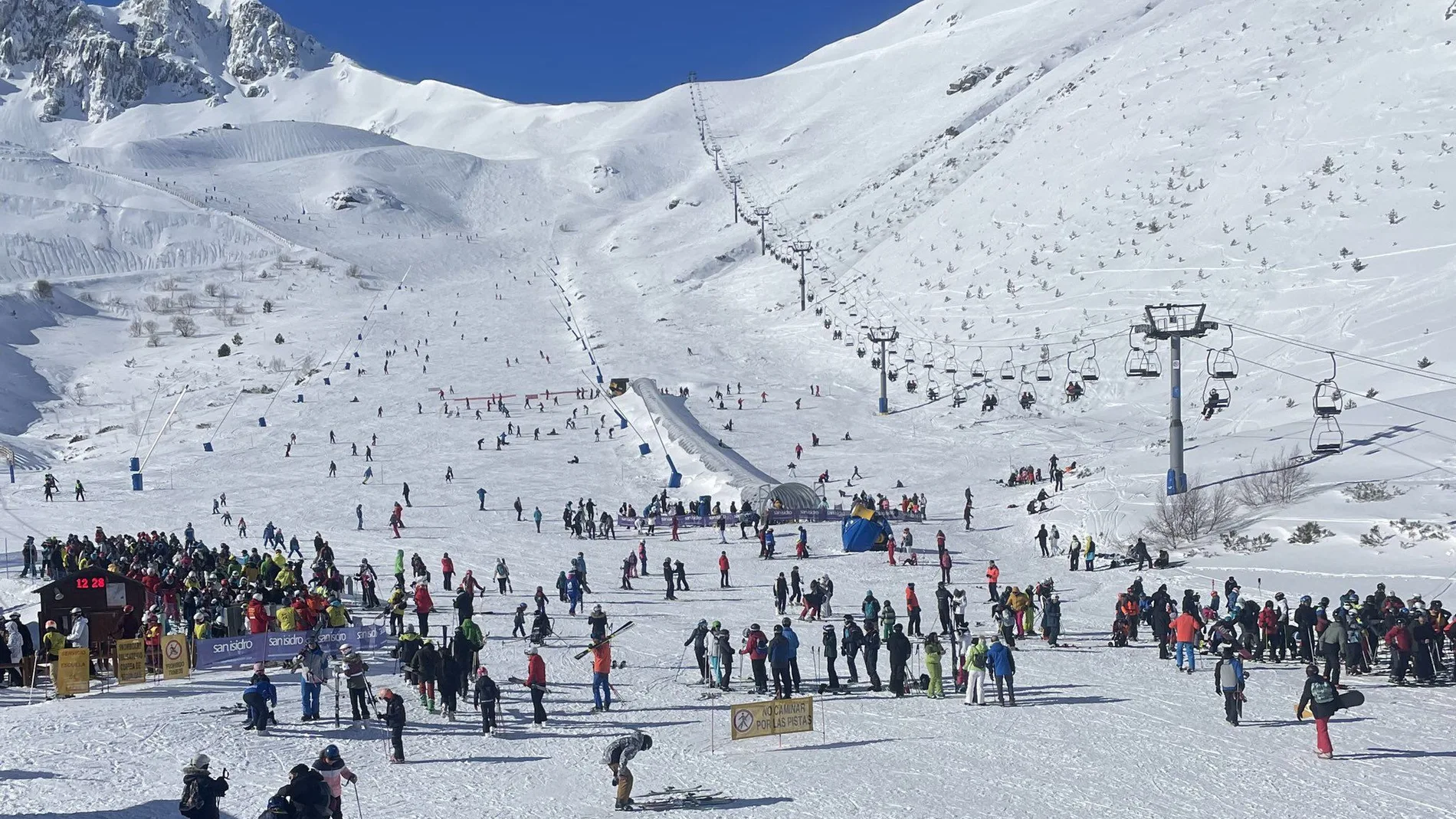 Más de 5.000 esquiadores han disfrutado de este deporte en la estación invernal leonesa de San Isidro