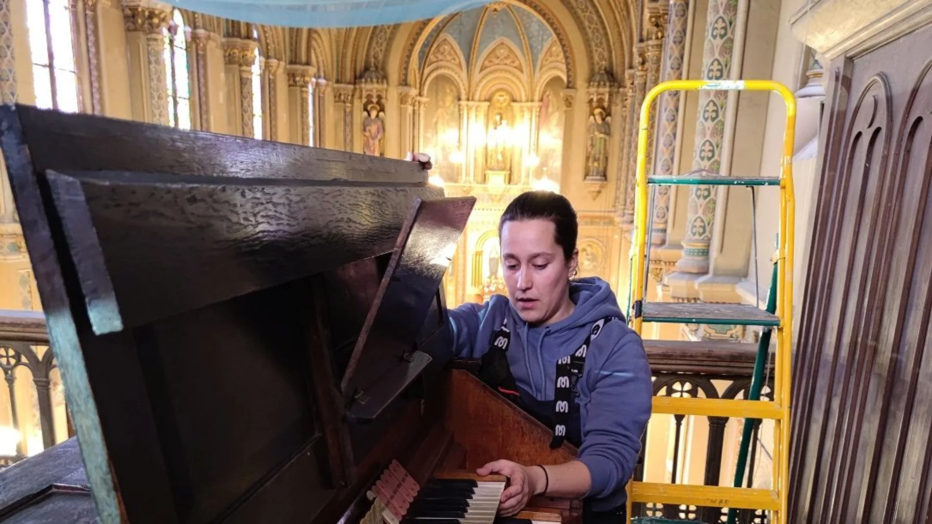 Olivia Desmottes revisa la consola del órgano