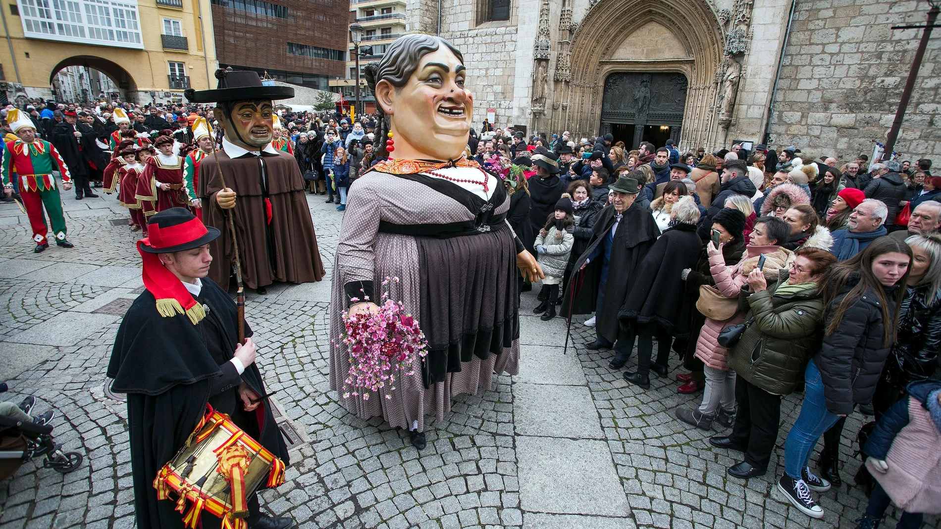 Festividad de San Lesmes Abad, patrono de Burgos, con la celebración de una misa solemne en su honor y el tradicional reparto de panecillos, acompañados de productos típicos de la tierra.