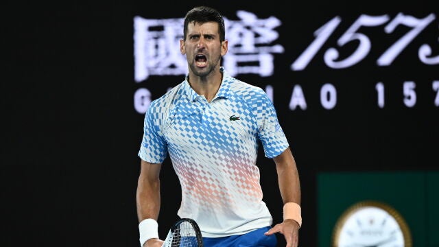 Novak Djokovic celebra uno de los puntos en la final ante Tsitsipas