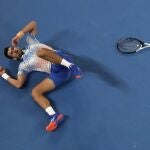 Djokovic, por los suelos durante la final ante Tsitsipas