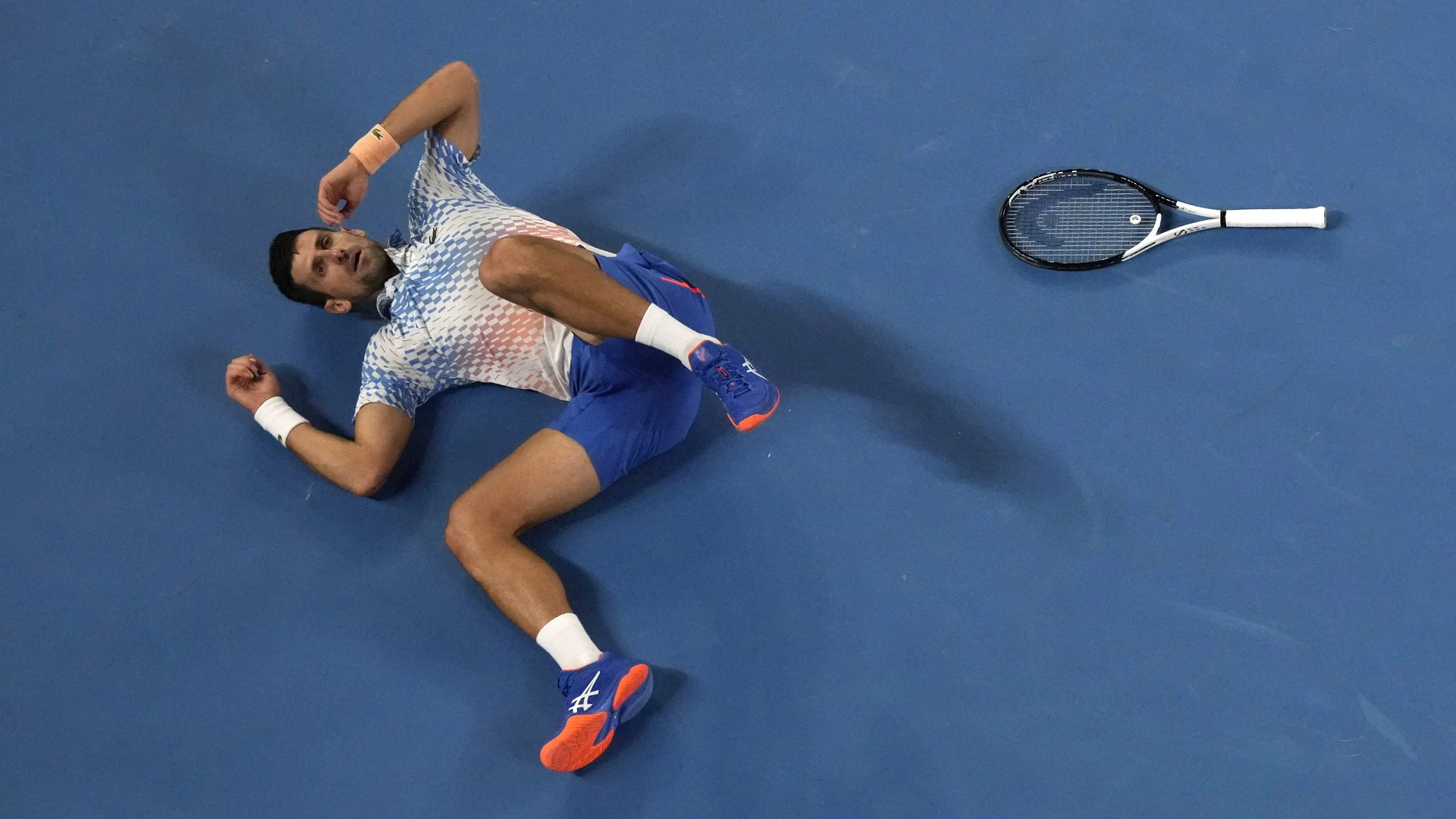 Djokovic, por los suelos durante la final ante Tsitsipas