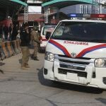 Una ambulancia transporta heridos hacia un hospital desde el lugar donde explotó una bomba en Peshawar, Pakistán