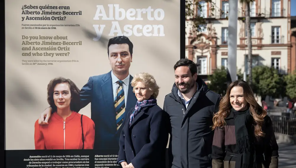 La ex alcaldesa de Sevilla, Soledad Jiménez-Becerril; junto al hijo y la hermana y cuñada de Alberto y Ascen, Alberto y Teresa Jimenez-Becerril, respectivamente, posan ante una de las imágenes de la exposición. María José López / Europa Press