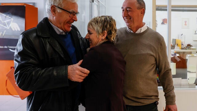 El alcalde de València y portavoz de Compromís por Valencia, Joan Ribó; la síndica de Compromís en las Cortes Valencianas, Papi Robles, y el portavoz y diputado de Compromís en el Congreso de los Diputados, Joan Baldoví, se saludan a su llegada a la presentación en rueda de prensa de la propuesta de la coalición para vivienda