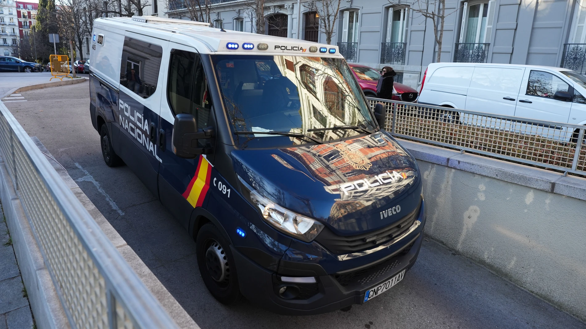 Un furgón policial entra en el garaje de la Audiencia Nacional este lunes en Madrid donde comparece Yassine Kanjaa, el presunto autor de los ataques a dos iglesias de Algeciras (Cádiz), en los que murió el sacristán Diego Valencia y resultaron heridas otras cuatro personas