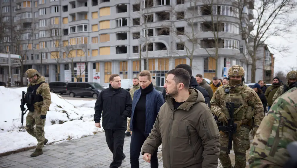 El presidente ucraniano Volodimir Zelenski y la primera ministra danesa Mette Frederiksen recorren los edificios de la Administración Militar Regional de Mykolaiv destruidos por los ataques rusos