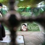 El líder supremo iraní, Ali Jamenei, reza en la tumba del fundador de la república islámica el gran ayatolá Jomeini en el 44 aniversario de su vuelta del exilio