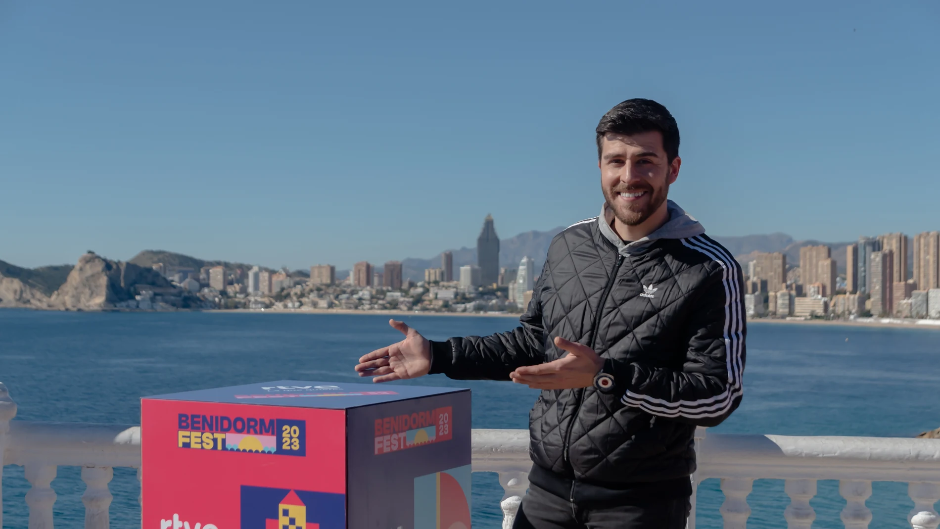 El presentador del Benidorm Fest 2023, Rodrigo Vázquez, posa tras la presentación de la primera semifinal del Benidorm Fest