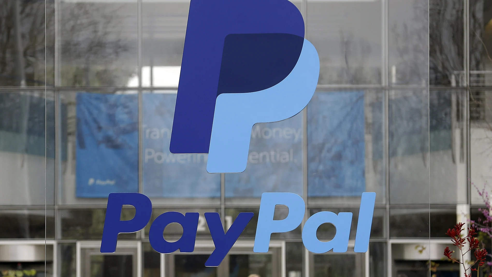 Logo de PayPal en sus oficinas centrales de San José (California)