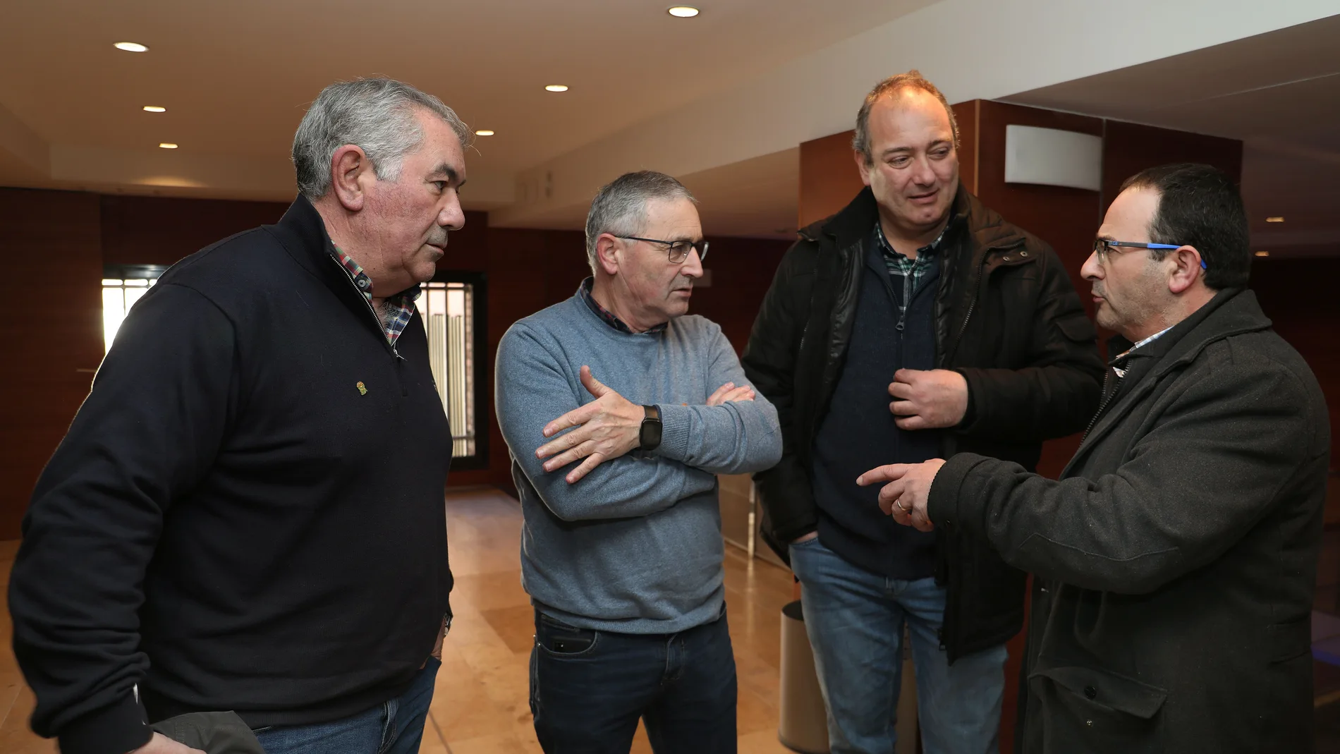 La Alianza UPA-COAG celebran una asamblea con afiliados en Palencia El secretario regional de UPA, Aurelio González; el coordinador regional de COAG, Lorenzo Ribera; el presidente de COAG Palencia, David Tejerina; y el miembro de la ejecutiva de UPA, Raúl Azpeleta, participan en la asamblea con los afiliados para abordar las novedades de la PAC y las elecciones a representatividad agraria