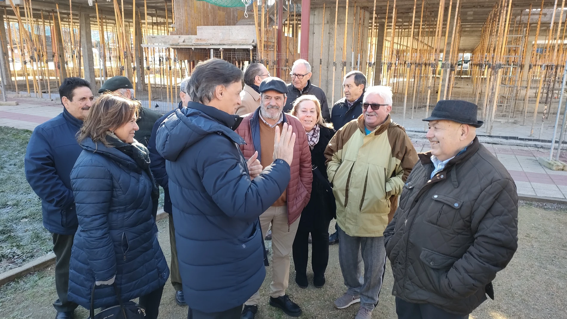 El alcalde de Salamanca, Carlos García Carbayo, conversa con un grupo de salmantinos