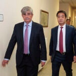 Firma del convenio de colaboración entre la Universidad de León y Huawei Technologies España SL en la que participan el rector, Juan Francisco García Marín, y el director general de Huawei en España, Eric Li. Junto a ellos, el alcalde de León, José Antonio Diez