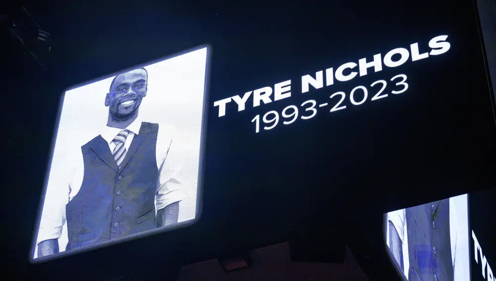 La pantalla del Smoothie King Center rinde homenaje a Tyre Nichols antes de un partido de baloncesto de la NBA entre los New Orleans Pelicans y los Washington Wizards en Nueva Orleans