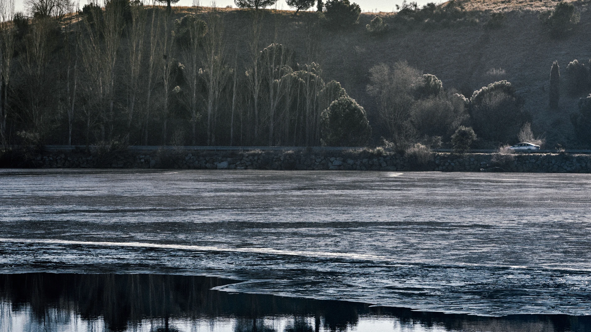 Embalse de Fuentes Claras parcialmente congelado por las temperaturas bajo cero de los últimos días en Ávila.