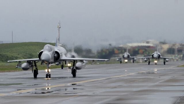 Aviones de combate Mirage 2000 de Taiwán rodando por una pista durante un simulacro en una base aérea en Hsinchu, Taiwán