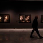 Un visitante camina junto a varias de las obras que forman parte de la exposición "Cuentos. Pierre Gonnord" en Málaga. EFE/Jorge Zapata
