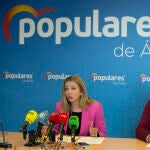 La diputada nacional y candidata a la Alcaldía de Ávila por el PP, Alicia García, aborda distintos asuntos económicos y sociales de actualidad, junto al presidente provincial, Carlos García