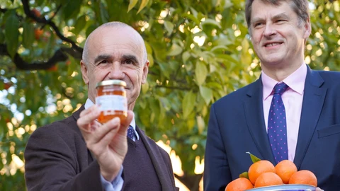 El alcalde de Sevilla, Antonio Muñoz (i) muestra un bote de mermelada del año pasado junto al embajador de Reino Unido en España Hugh Elliota (d)
