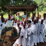 El padre Christopher acompañado de niños católicos de Sudán del Sur.