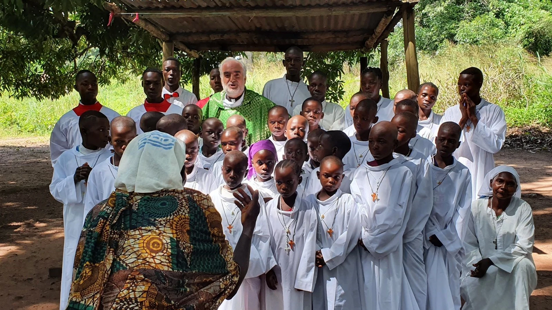 El padre Christopher acompañado de niños católicos de Sudán del Sur.