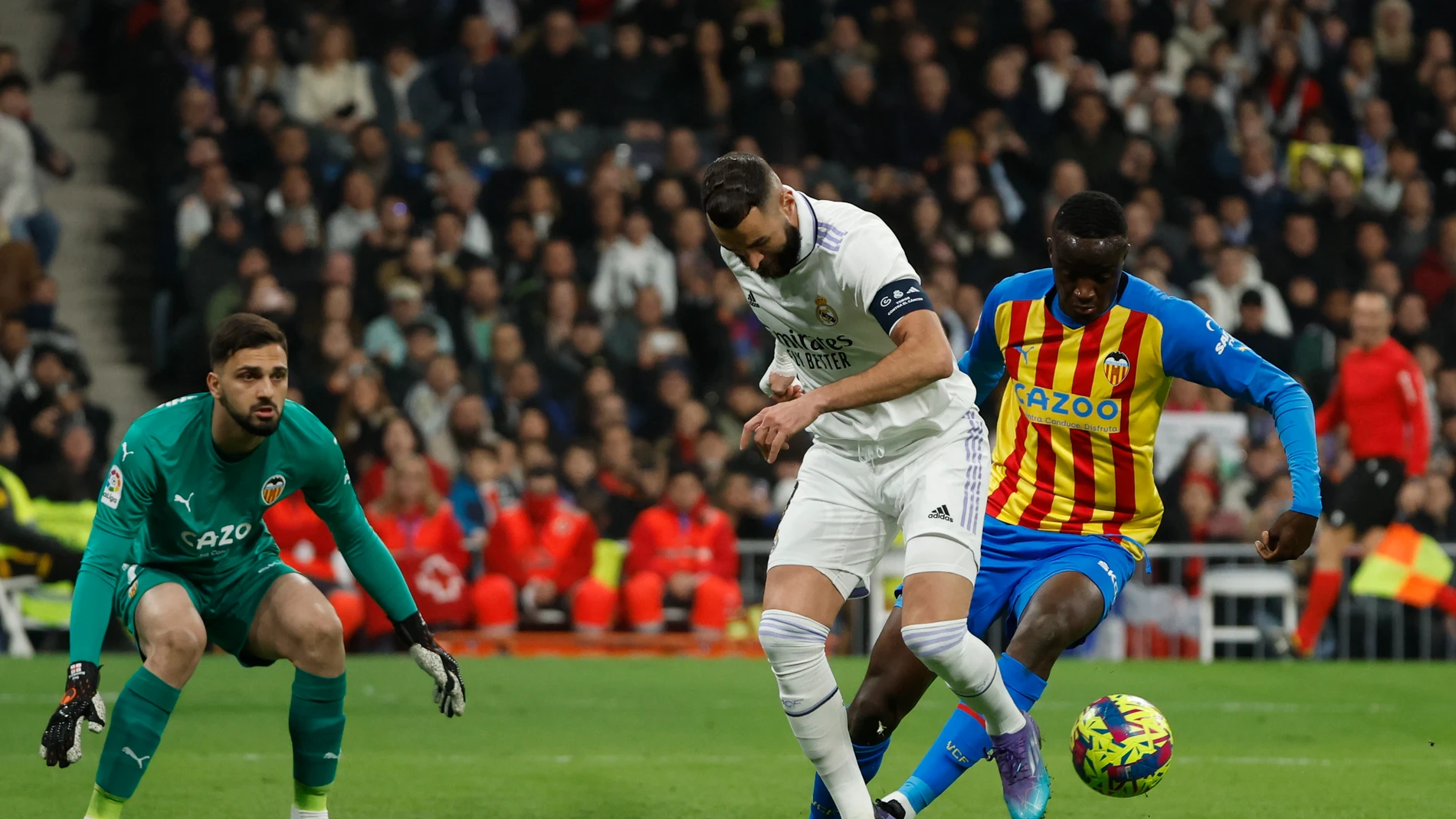 El árbitro ha anulado un gol del Real Madrid por falta de Benzema al Valencia