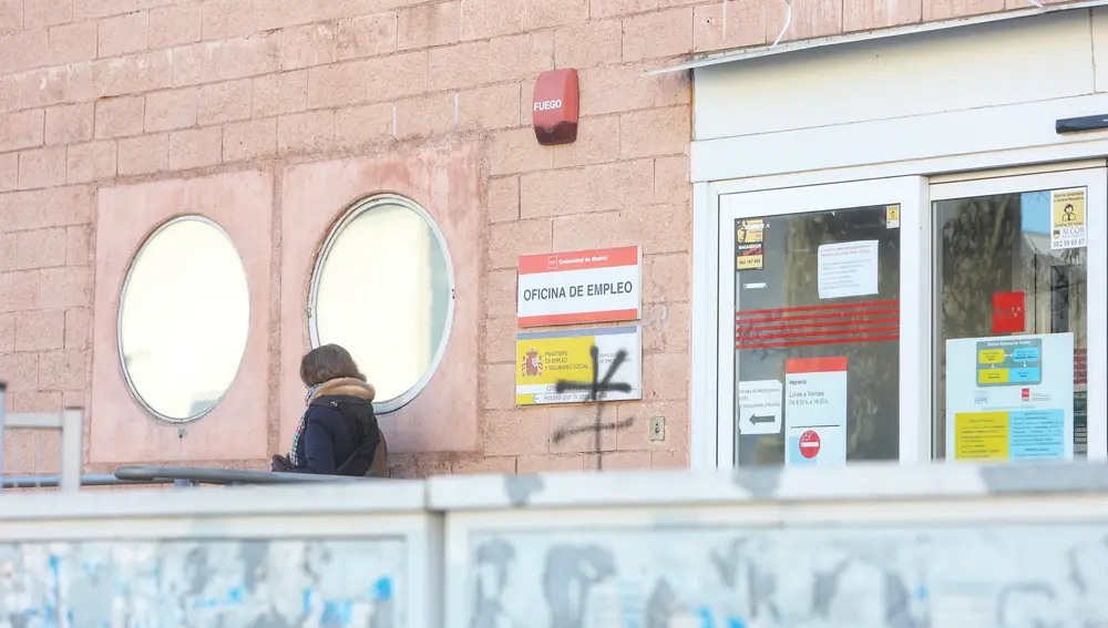 Una persona en la puerta de la oficina del Servicio Público de Empleo Estatal (SEPE) de la calle de Cam. Carralero, a 2 de febrero de 2023, en Majadahonda, Madrid (España). El número de parados registrados en las oficinas de los servicios públicos de empleo subió en 70.744 personas en enero en relación al mes anterior (+2,5%) tras el fin de la campaña de Navidad. Tras el repunte de enero, impulsado sobre todo por el sector servicios, el número total de desempleados volvió a superar la cifra de 2,9 millones de parados, lo que no sucedía desde el pasado mes de octubre.02 FEBRERO 2023;MADRID;SEPE;OFICINA DE EMPLEO;PARO;DESEMPLEADOSRicardo Rubio / Europa Press02/02/2023