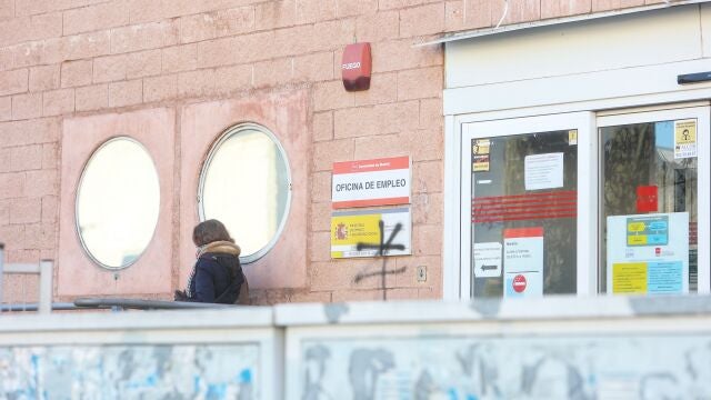 Una persona en la puerta de la oficina del Servicio Público de Empleo Estatal (SEPE) de la calle de Cam. Carralero, a 2 de febrero de 2023, en Majadahonda, Madrid (España). El número de parados registrados en las oficinas de los servicios públicos de empleo subió en 70.744 personas en enero en relación al mes anterior (+2,5%) tras el fin de la campaña de Navidad. Tras el repunte de enero, impulsado sobre todo por el sector servicios, el número total de desempleados volvió a superar la cifra de 2,9 millones de parados, lo que no sucedía desde el pasado mes de octubre.02 FEBRERO 2023;MADRID;SEPE;OFICINA DE EMPLEO;PARO;DESEMPLEADOSRicardo Rubio / Europa Press02/02/2023