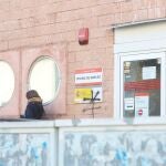 Una persona en la puerta de la oficina del Servicio Público de Empleo Estatal (SEPE) de la calle de Cam. Carralero, a 2 de febrero de 2023, en Majadahonda, Madrid (España). El número de parados registrados en las oficinas de los servicios públicos de empleo subió en 70.744 personas en enero en relación al mes anterior (+2,5%) tras el fin de la campaña de Navidad. Tras el repunte de enero, impulsado sobre todo por el sector servicios, el número total de desempleados volvió a superar la cifra de 2,9 millones de parados, lo que no sucedía desde el pasado mes de octubre.02 FEBRERO 2023;MADRID;SEPE;OFICINA DE EMPLEO;PARO;DESEMPLEADOSRicardo Rubio / Europa Press02/02/2023